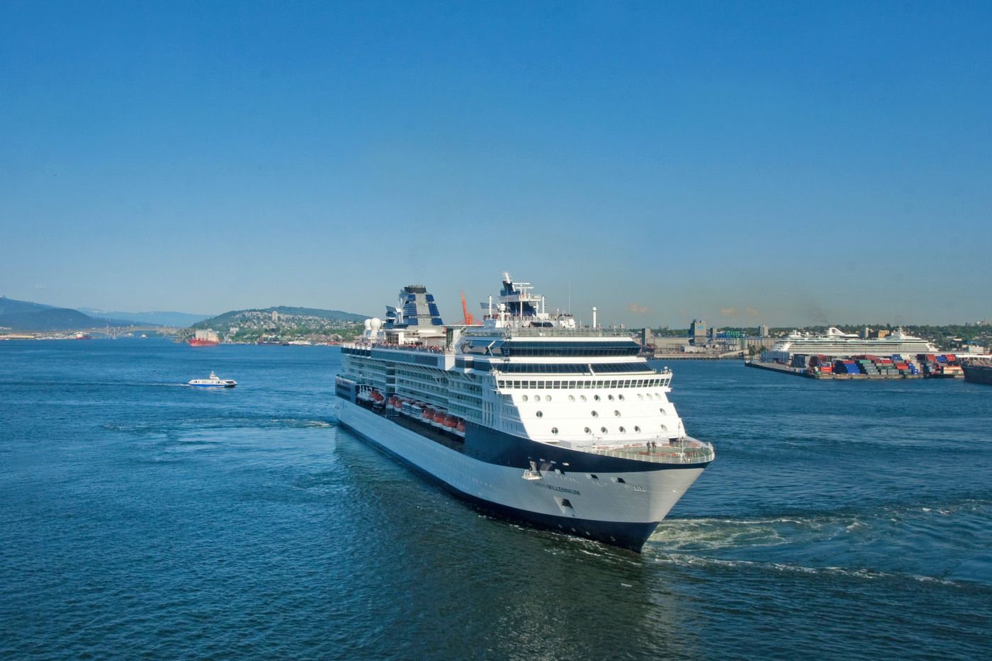 Navio de cruzeiro em alto-mar