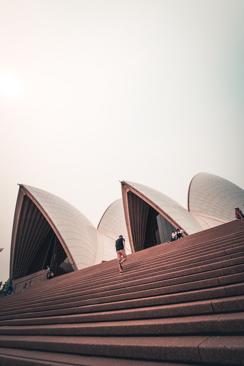 Pessoa subindo os degraus da Opera House, em Sydney
