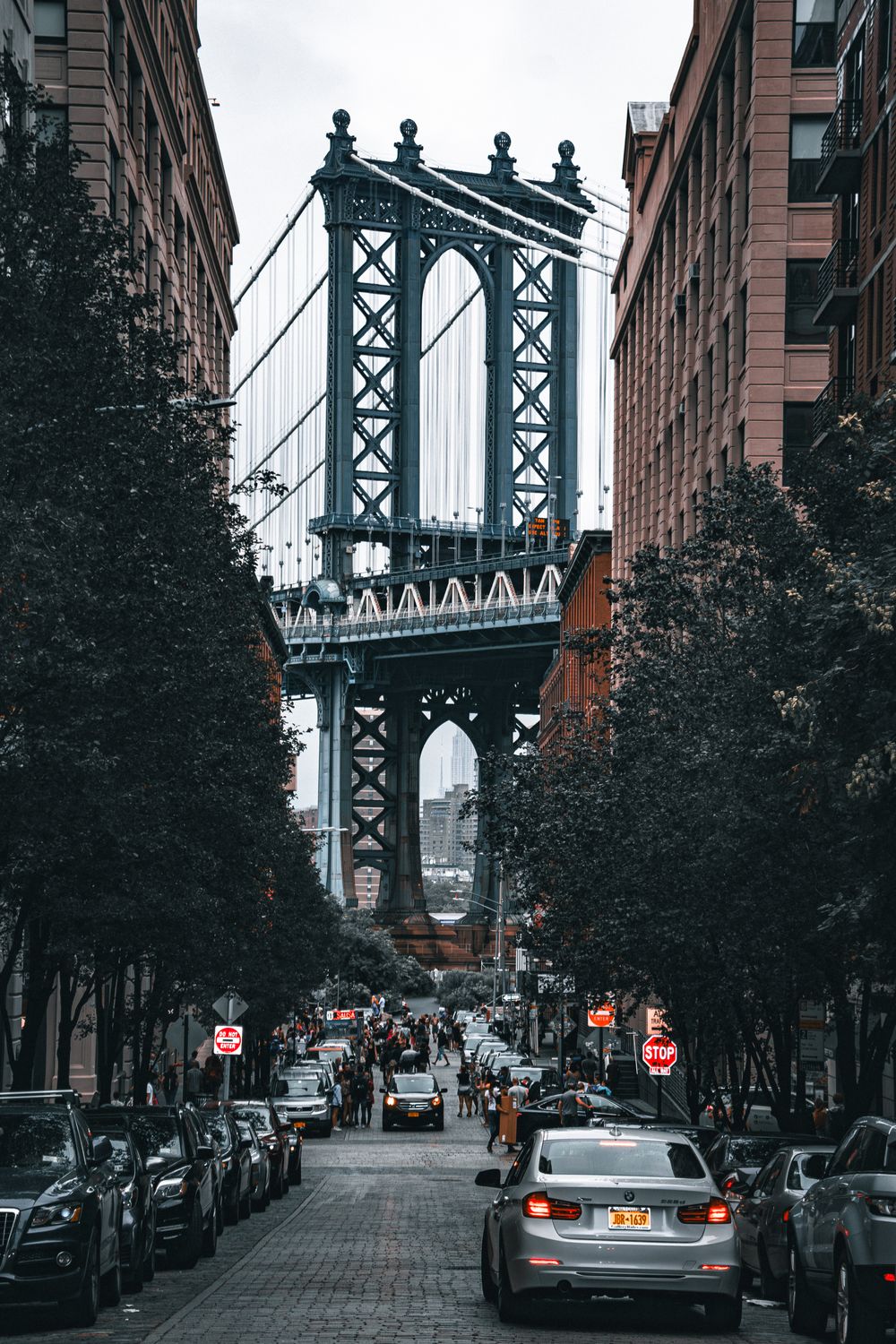 Ponte do Brooklyn vista de uma rua do Dumbo, em Nova York