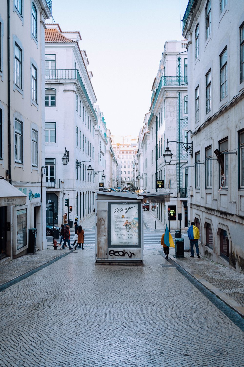 Pedestres em uma rua do centro histórico de Lisboa